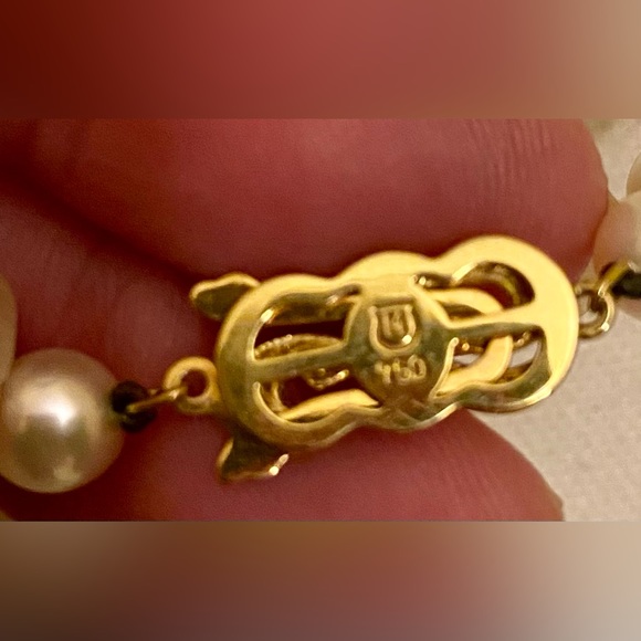 MIKIMOTO AKOYA Pearl Necklace; 18K gold; 18” Length; Pristine Condition. - Picture 5 of 9